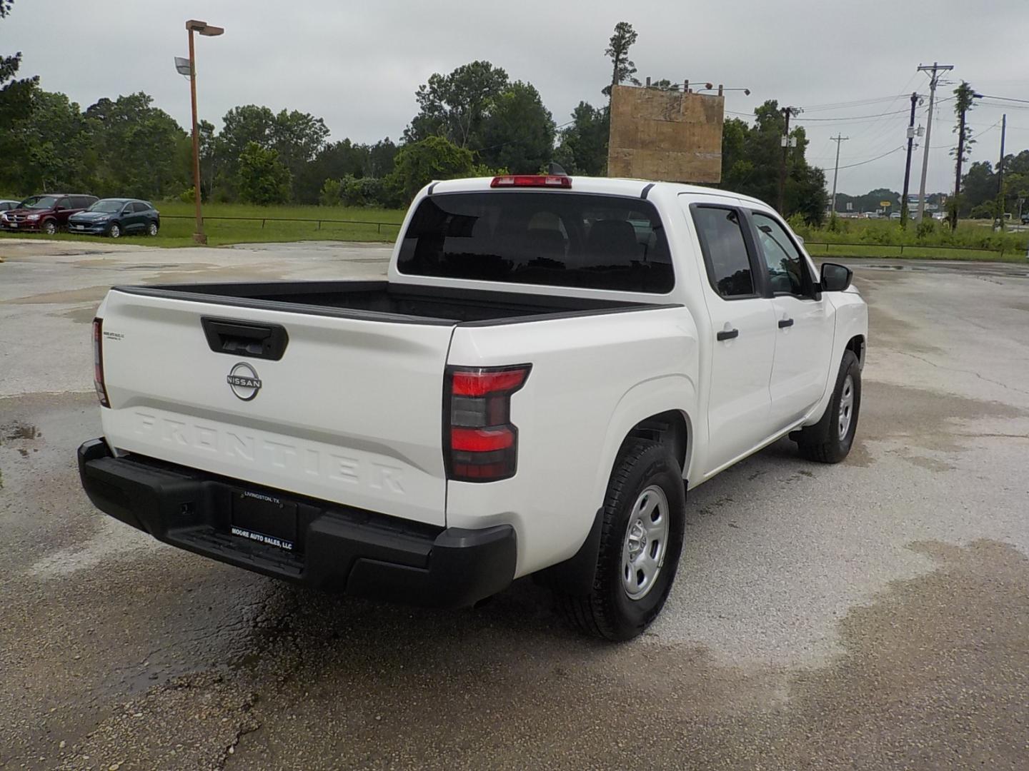 2024 White /Gray Nissan Frontier s (1N6ED1EJXRN) with an 3.8L V6 engine, Automatic transmission, located at 1617 W Church Street, Livingston, TX, 77351, (936) 327-3600, 30.710995, -94.951157 - ONE OWNER!! LOW MILES!! CREW CAB!! - Photo#6